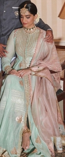 Sonam Kapoor feet photo thumbnail