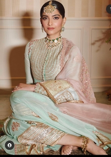 Sonam Kapoor feet photo thumbnail