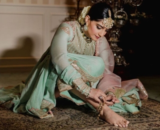Sonam Kapoor feet photo thumbnail
