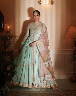 Sonam Kapoor feet photo thumbnail