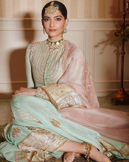 Sonam Kapoor feet photo thumbnail