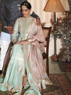 Sonam Kapoor feet photo thumbnail