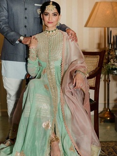 Sonam Kapoor feet photo thumbnail