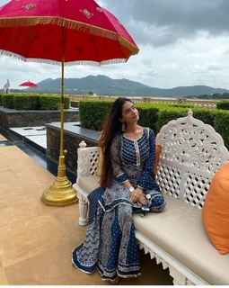 Anushka Sen feet photo thumbnail
