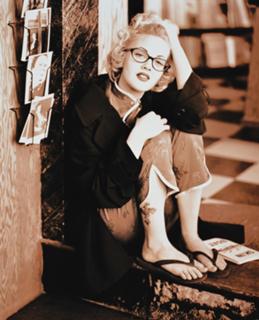 Drew Barrymore feet photo thumbnail