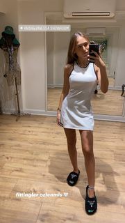 Duygu Özaslan feet photo thumbnail