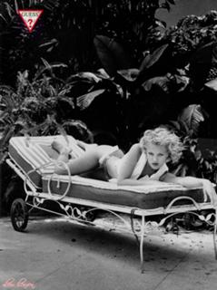 Drew Barrymore feet photo thumbnail