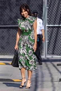 Minnie Driver feet photo thumbnail