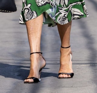 Minnie Driver feet photo thumbnail