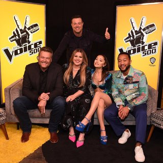 Ariana Grande feet photo thumbnail
