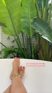 Ashley Graham feet photo thumbnail