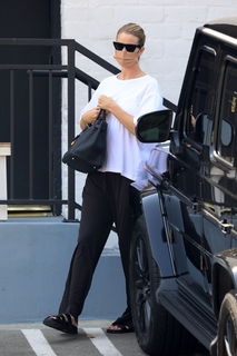 Rosie Huntington-Whiteley feet photo thumbnail