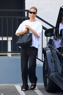 Rosie Huntington-Whiteley feet photo thumbnail