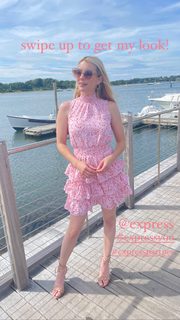 Emma Roberts feet photo thumbnail