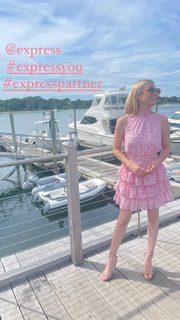 Emma Roberts feet photo thumbnail