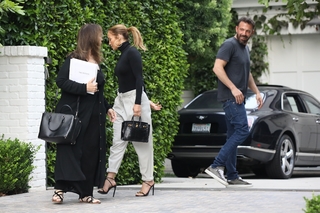 Jennifer Lopez feet photo thumbnail