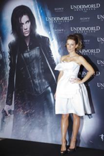 Kate Beckinsale feet photo thumbnail