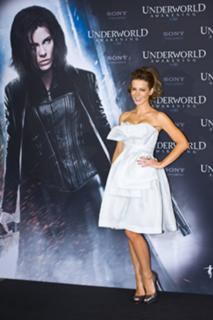 Kate Beckinsale feet photo thumbnail