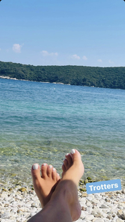 Amanda Holden feet photo thumbnail