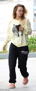 Kaley Cuoco feet photo thumbnail