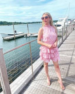 Emma Roberts feet photo thumbnail