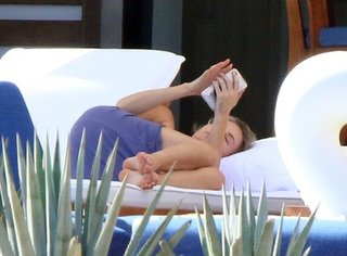 Charlize Theron feet photo thumbnail