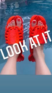 Emily Osment feet photo thumbnail