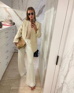 Rosie Huntington-Whiteley feet photo thumbnail