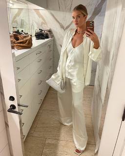 Rosie Huntington-Whiteley feet photo thumbnail