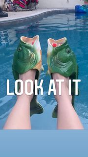 Emily Osment feet photo thumbnail