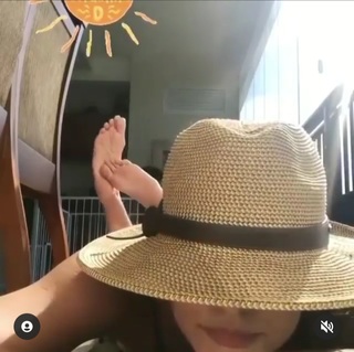 Juliana Paiva feet photo thumbnail