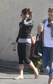 Mila Kunis feet photo thumbnail