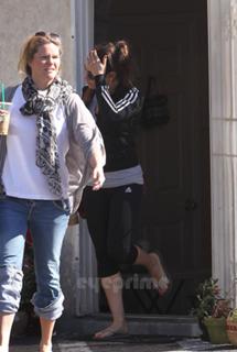 Mila Kunis feet photo thumbnail