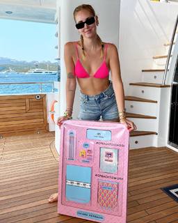 Chiara Ferragni feet photo thumbnail