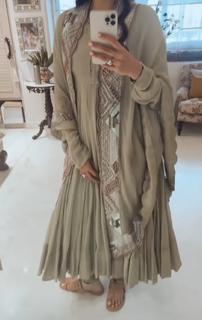 Sonam Kapoor feet photo thumbnail