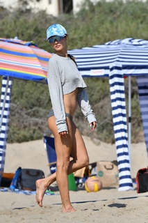 Alessandra Ambrosio feet photo thumbnail