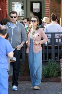 Olivia Wilde feet photo thumbnail