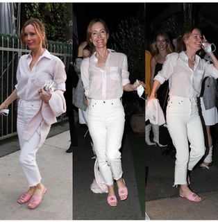 Leslie Mann feet photo thumbnail