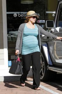 Hilary Duff feet photo thumbnail