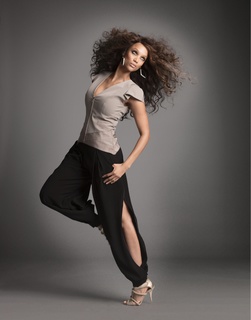 Tyra Banks feet photo thumbnail