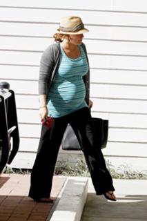 Hilary Duff feet photo thumbnail