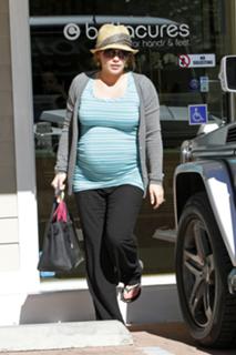 Hilary Duff feet photo thumbnail