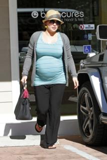 Hilary Duff feet photo thumbnail