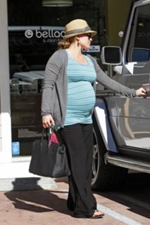 Hilary Duff feet photo thumbnail