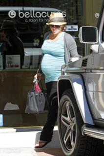 Hilary Duff feet photo thumbnail