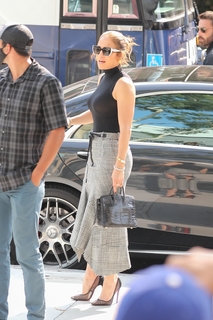 Jennifer Lopez feet photo thumbnail