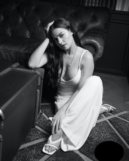 Maite Perroni feet photo thumbnail