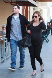 Hilary Duff feet photo thumbnail