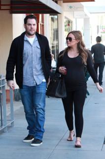 Hilary Duff feet photo thumbnail