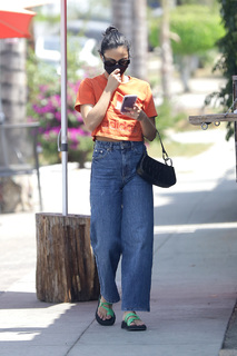 Camila Mendes feet photo thumbnail